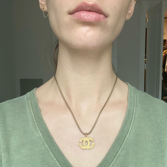 Gold-tone Chanel CC pendant necklace - Picture 5 of 12